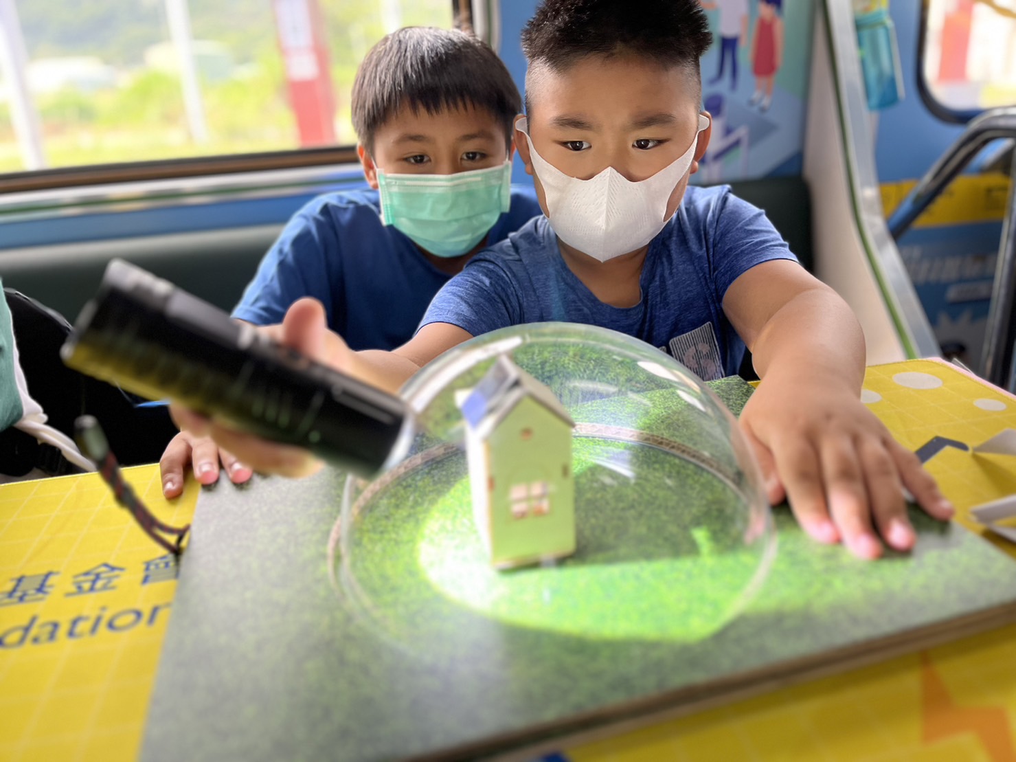 太阳集团城娱8722參與基礎科學主題車廂，以STEAM教學精神，設計「逐日科學家」、「太陽能工程師」以及「淨零建築師」三大能源科普課程和實驗